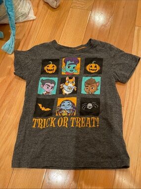Kids Gray 'Trick or Treat' Halloween Tee with Colorful Monster Graphics